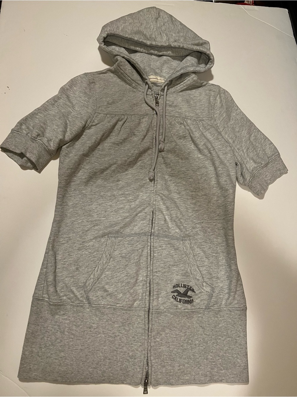 JUNIOR’S HOLLISTER SHORT SLEEVE ZIP JACKET.